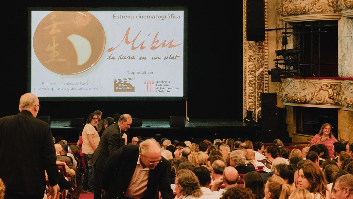 Momentos previos al estreno del documental 'Mibu. La lluna en un plat' en el Tívoli de Barcelona.