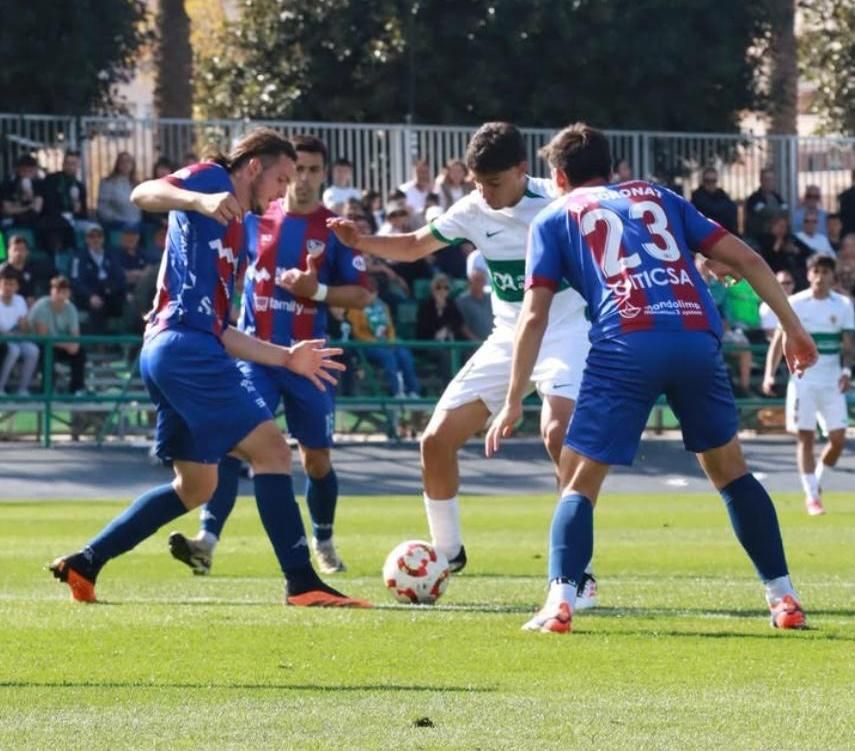 Un lance del partido en el el Elx Ilicitano y el Alzira (1-0).