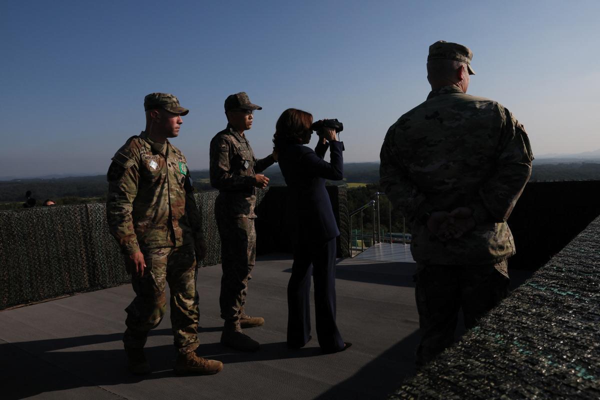 La vicepresidenta de EE. UU., Kamala Harris, se encuentra en un puesto de observación militar mientras visita la zona desmilitarizada (DMZ) que separa Corea del Norte y Corea del Sur, en Panmunjom el 29 de septiembre de 2022