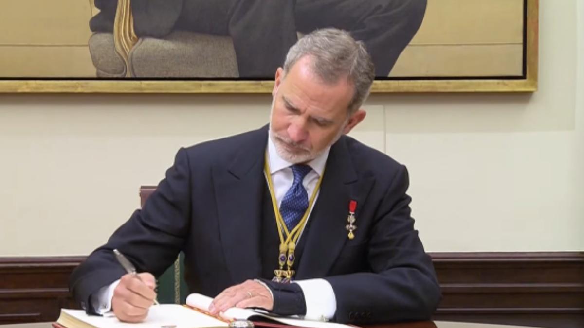 Rey Felipe VI firmando el libro de Honor