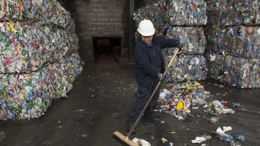 Empleado trabajando en la planta de Sogama.