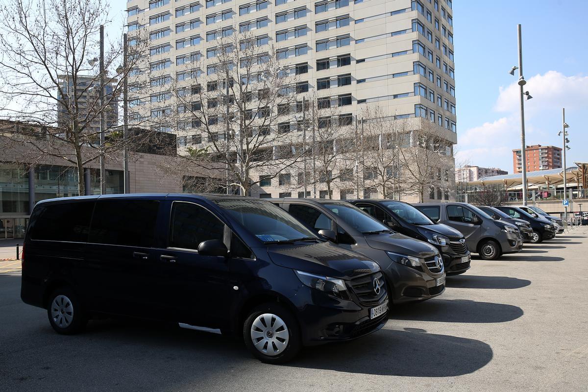 VTC a las puertas de un hotel de Barcelona, durante el Mobile de 2018