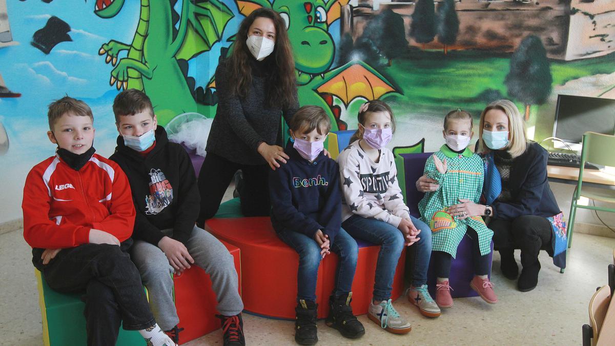 Los niños de Ucrania del CEIP de Maceda, junto a la directora, Isabel Blanco (c.), y la profesora Elena Fidalgo.