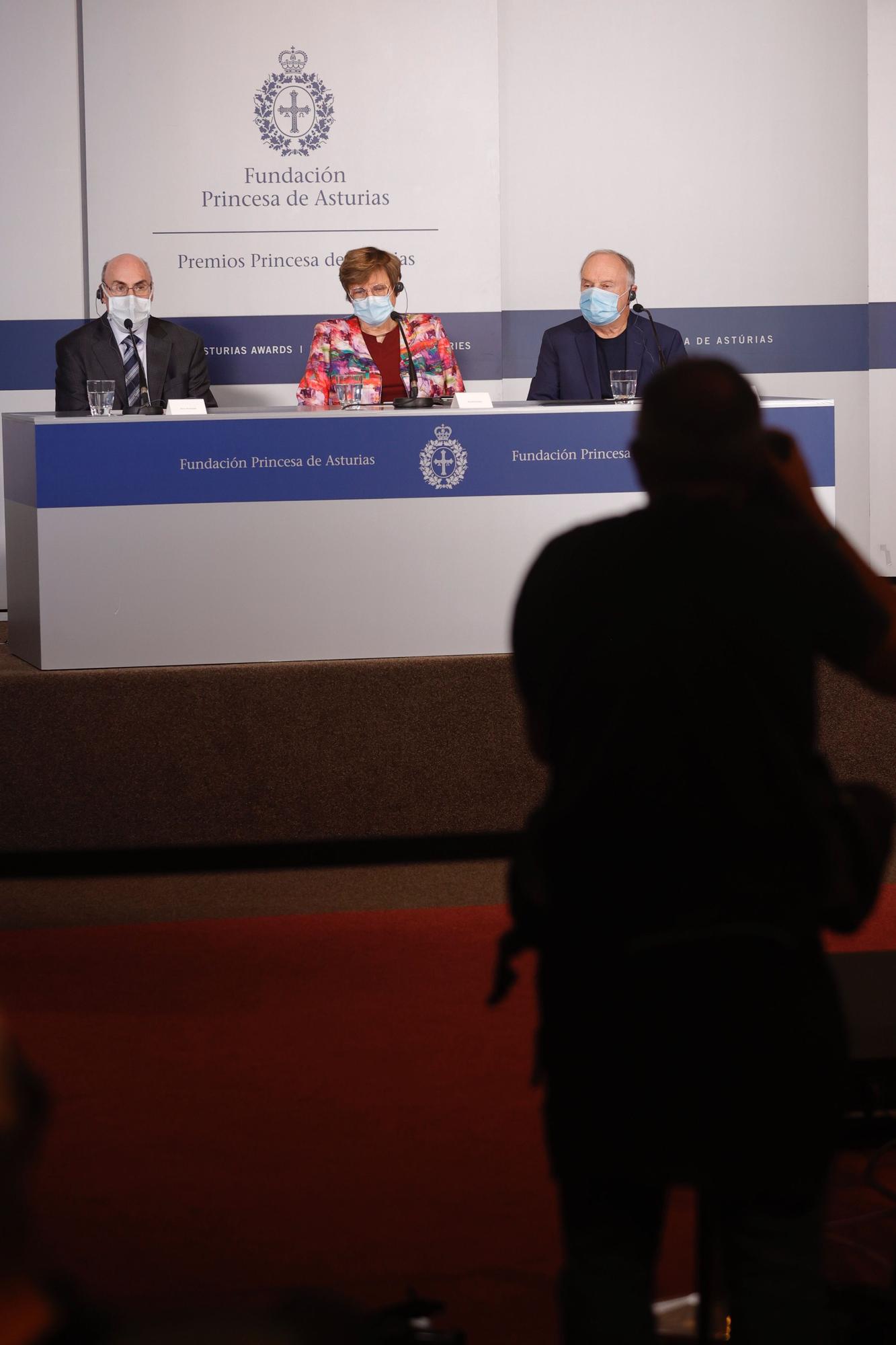 Los padres de las vacunas contra el covid: “Nos gustaría que todos tengan acceso; es fácil de elaborar y económico”