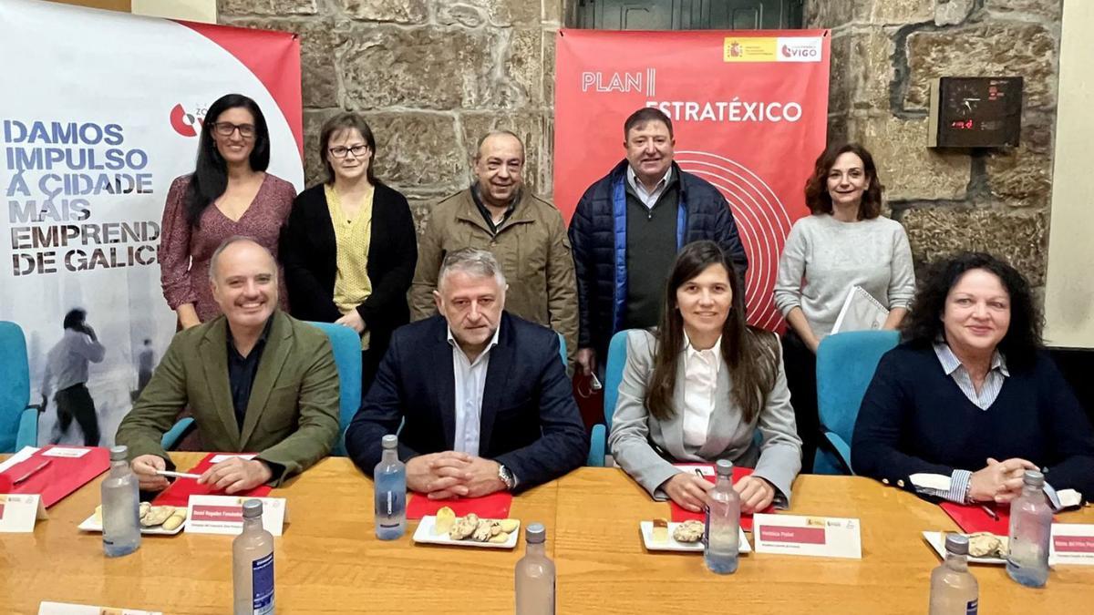 David Regades, junto a los representantes de Silleda y Forcarei y de las asociaciones.