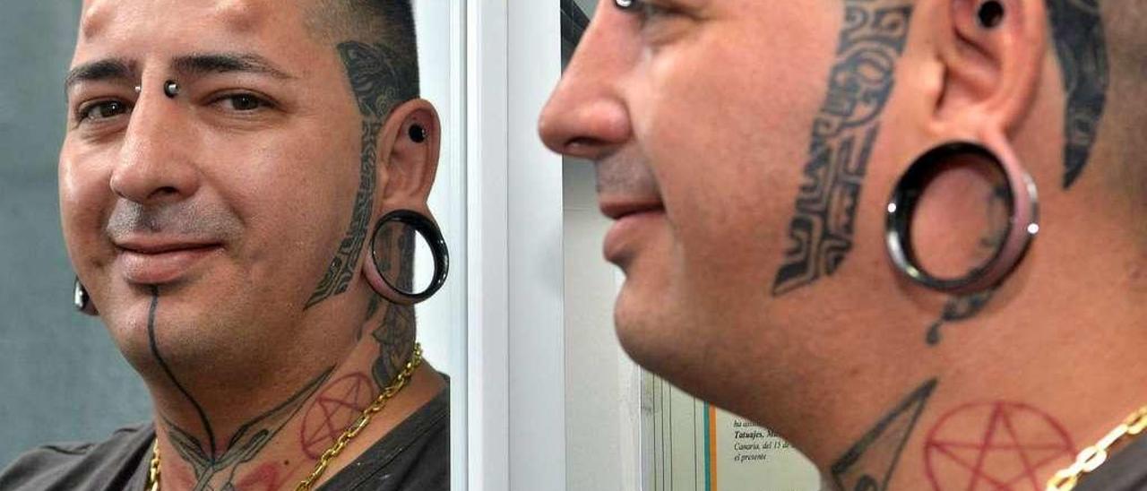 El artista extremo Óscar Márquez en su despacho, Kraker Tattoo Studio, en el sur de Gran Canaria.