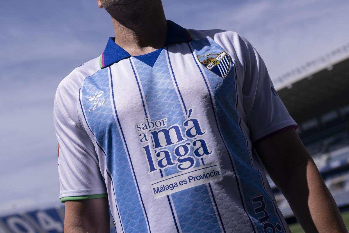 El Málaga CF incluye varias franjas verdes y moradas en su nueva primera camiseta.