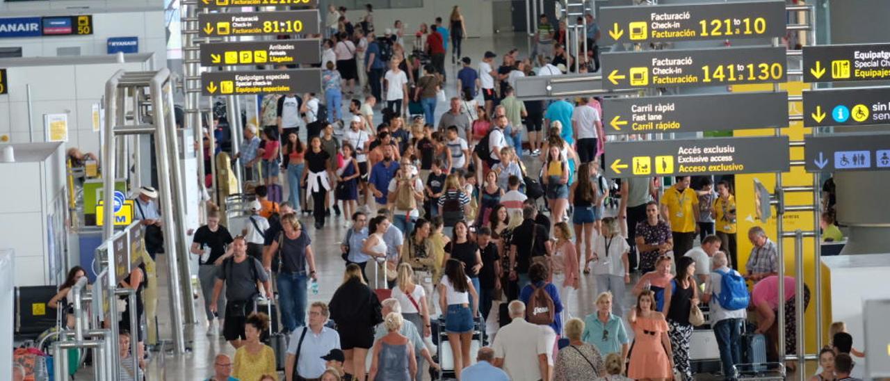 Pasajeros en el aeropuerto, principal entrada de turistas a la provincia.