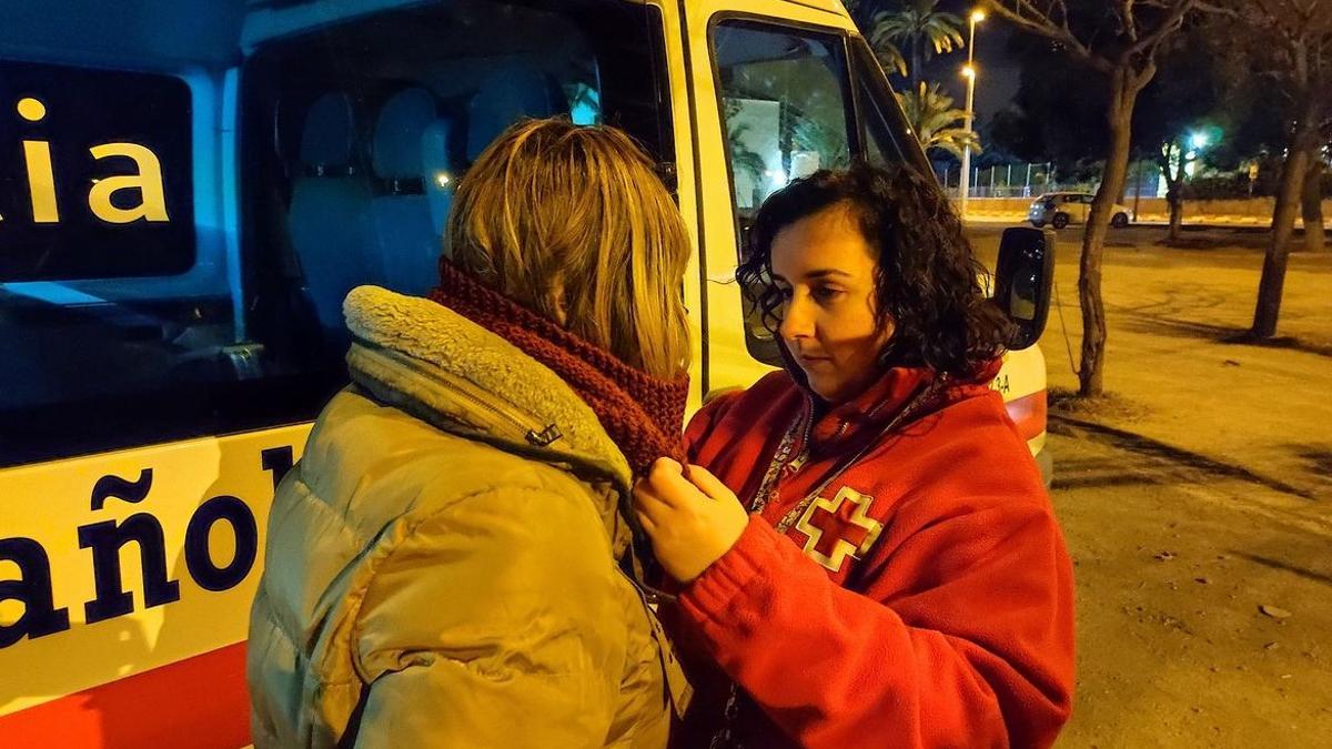 Una profesional de Cruz Roja atendiendo a una prostituta