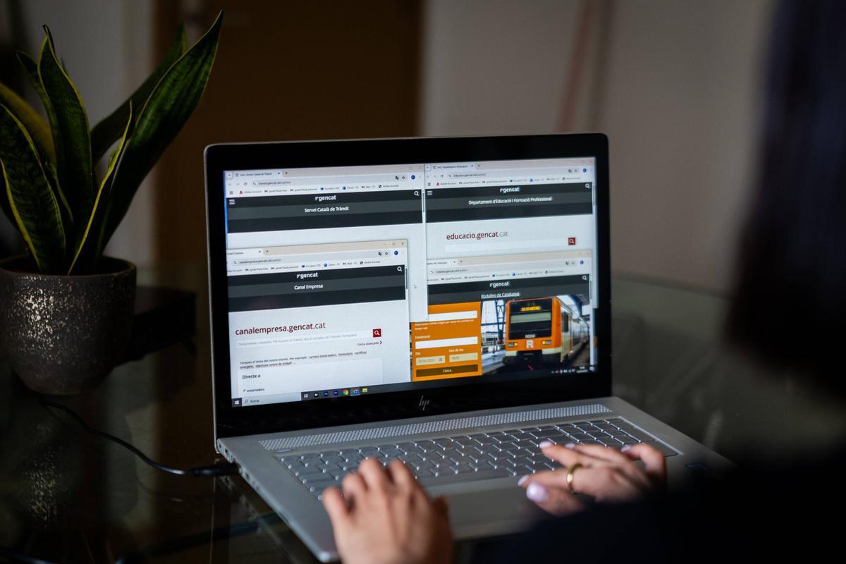 Una usuaria realiza un trámite en una página web de la Generalitat.