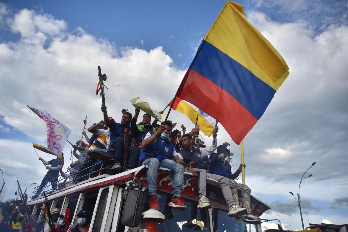 Miles de manifestantes bloquean algunas calles durante una nueva jornada de protestas contra la reforma tributaria, mientras se conmemora el Día Internacional de los Trabajadores, en Cali (Colombia).