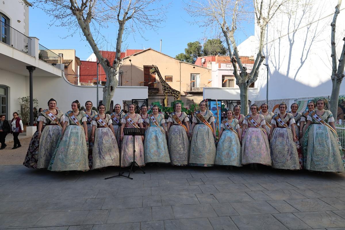 Falleras Mayores de Torrent y sus Cortes de Honor, en el acto.