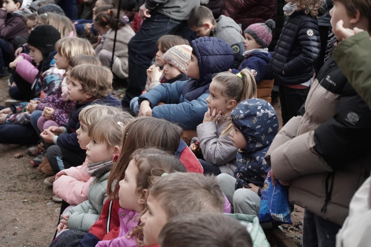 Un centenar d'infants acompanyen els reis a recollir el carbó a Sant Corneli: "És molt maco i proper”