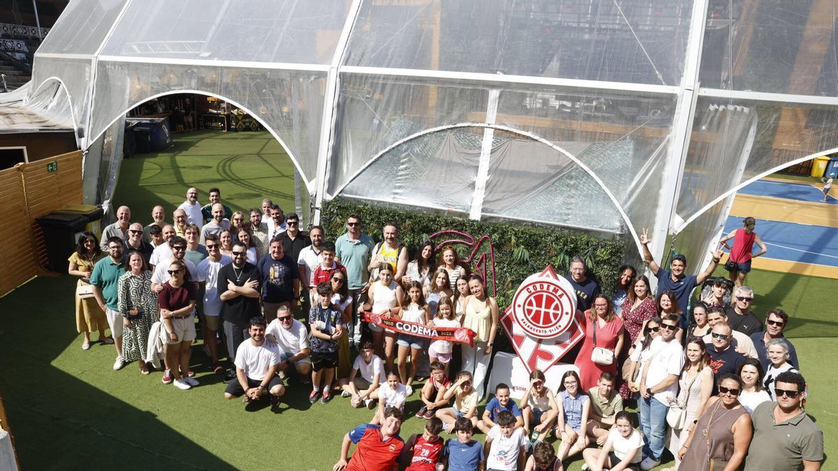 Asistentes a la fiesta del 75 aniversario del CODEMA Baloncesto en el Gijón Arena