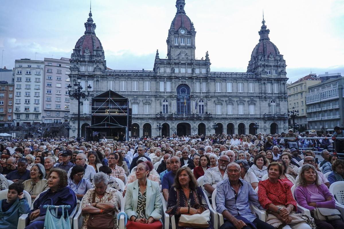 Bajo la batuta del director alicantino Juan Miguel Romero Llopis, la Banda Municipal ofreció un repertorio basado en bandas sonoras de películas. Bajo la batuta del director alicantino Juan Miguel Romero Llopis, la Banda Municipal ofreció un repertorio basado en bandas sonoras de películas.