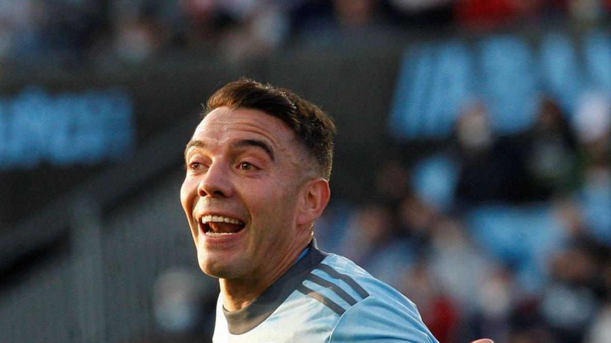 Aspas protesta una acción en el partido ante el Barça. |  // MARTA G. BREA