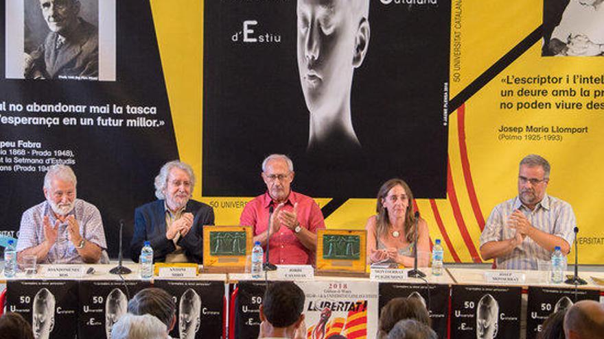 La taula del premi Canigó amb la germana de Puigdemont i el pintor Antoni Miró.