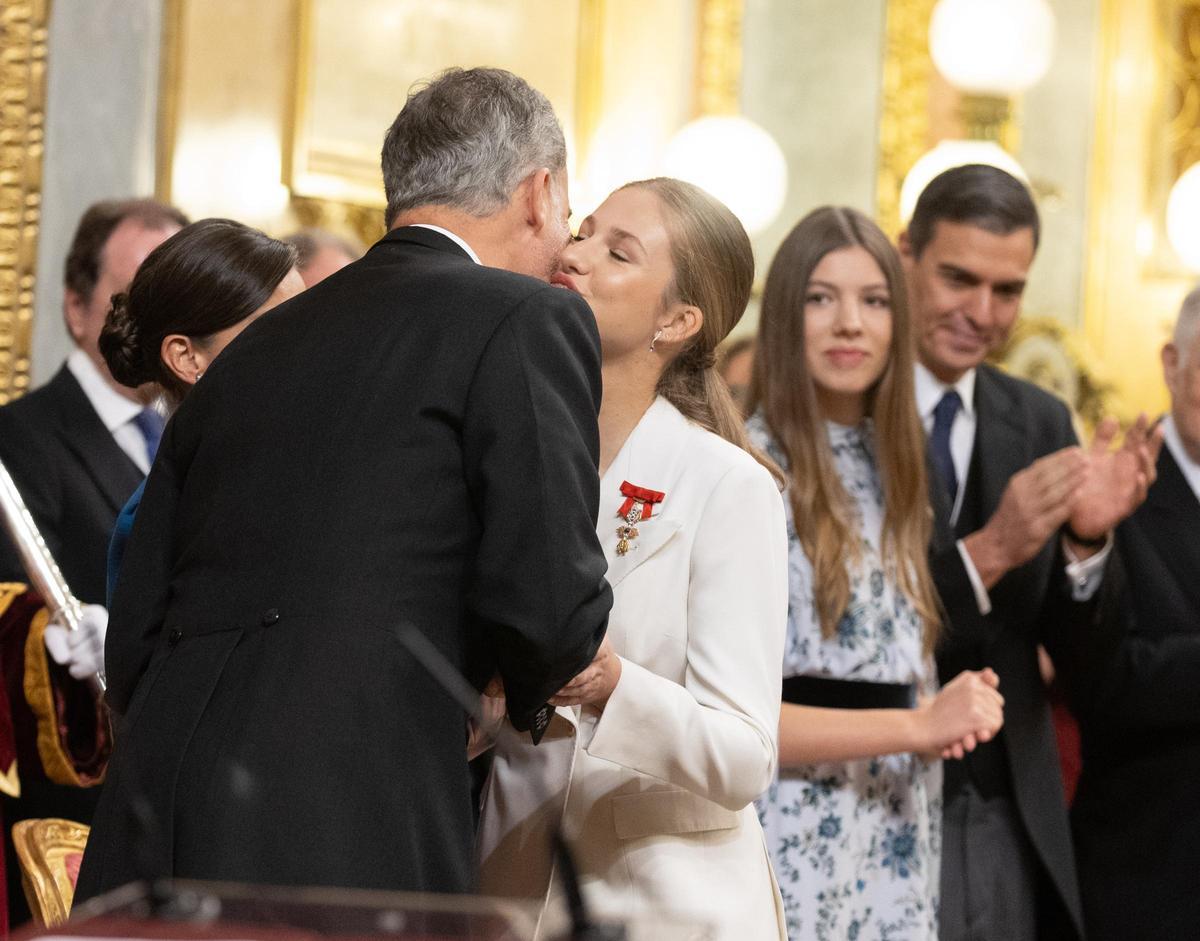 König Felipe VI. (l-r) küsst seine Tochter, Prinzessin Leonor nachdem sie ihren Eid auf die Verfassung abgelegt hat. Leonor hat an ihrem 18. Geburtstag den Verfassungseid im Unterhaus des Parlaments abgelegt.