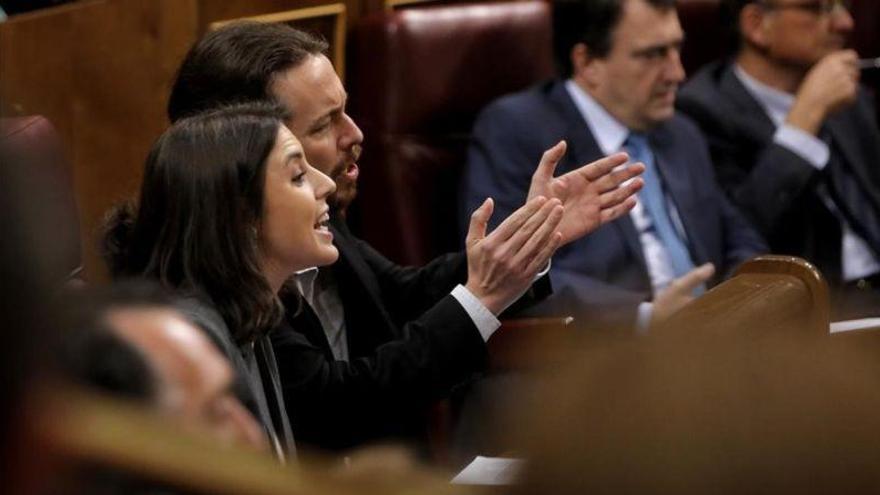 Santamaría afea a Podemos sus modales en el Congreso