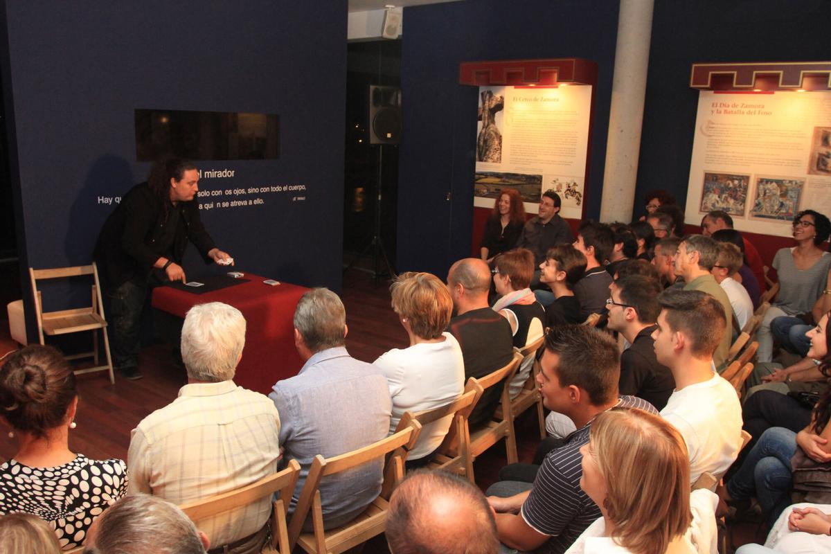 ZAMORA II CICLO MAGIA DE CERCA 2013 , ACTUACION DEL MAGO MIGUEL ANGEL GEA EN EL CENTRO DE INTERPRETACION DE LAS CIUDADES MEDIEVALES