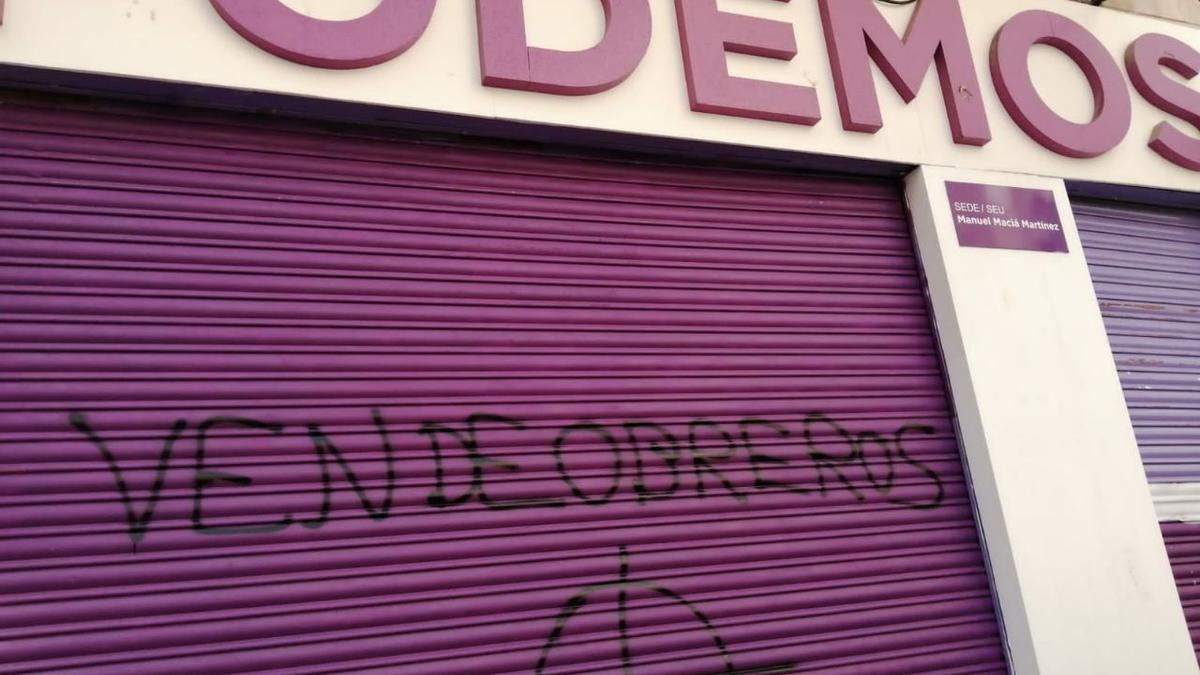 Podemos denuncia pintadas en su sede y las atribuye a la «extrema derecha»