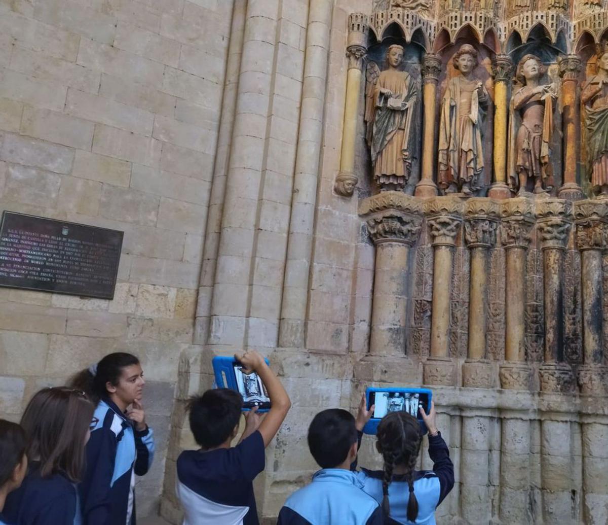 Los estudiantes, en una actividad en la portada de la Majestad. | Cedida