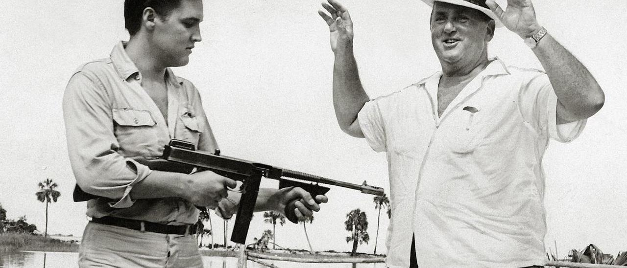 Elvis Presley, ’negociando’ con el coronel Parker en 1962.