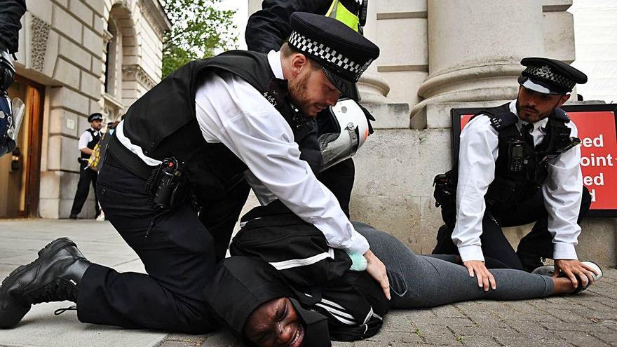 Diversos policies detenen un manifestant a Londres.