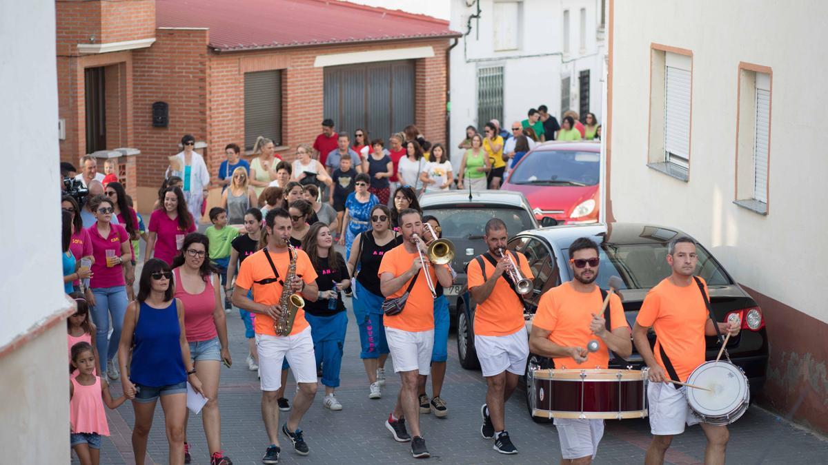 La peñas recorren las calles de La Bóveda en las fiestas de 2018