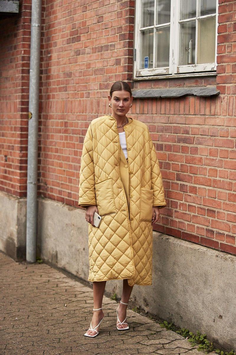 El abrigo amarillo acolchado más repetido del 'street style' de invierno de Copenhague
