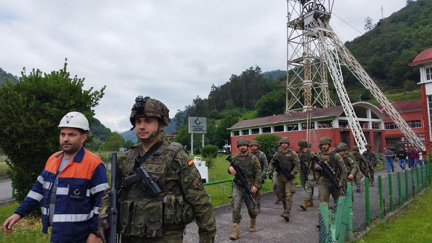VIDEO: El Ejército ensaya técnicas de combate subterráneo en el Pozo Santiago, en Aller.