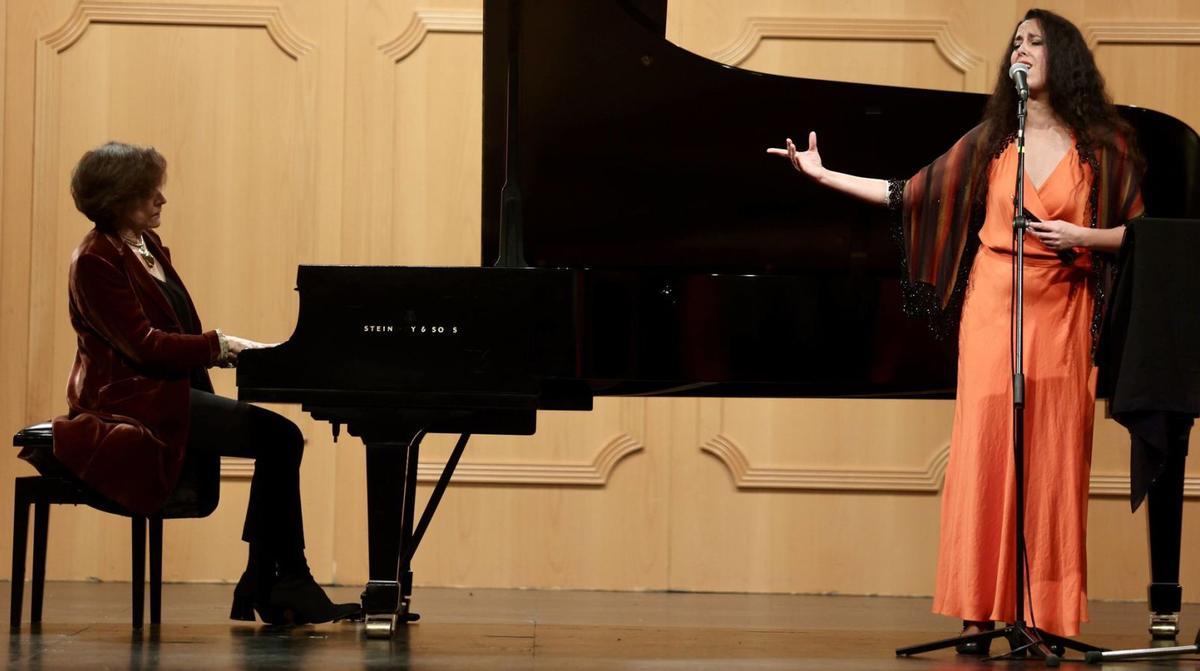 Rosa Torres-Pardo, al piano, y La Jose, durante el concierto de ayer en el teatro Filarmónica.  | IRMA COLLÍN
