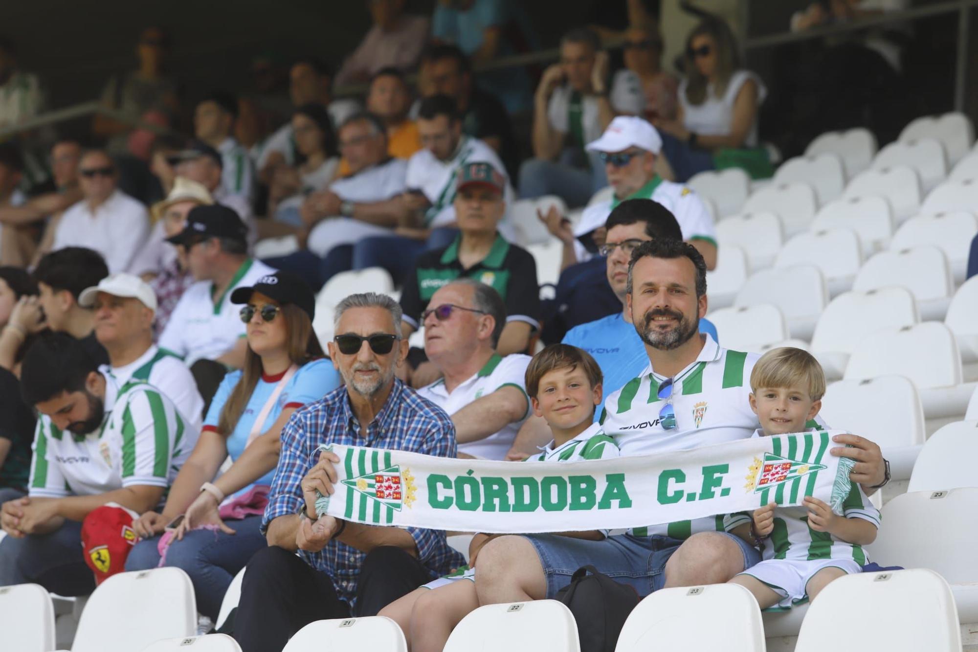 Córdoba CF-Alcoyano: las imágenes de la afición blanquiverde en El Arcángel