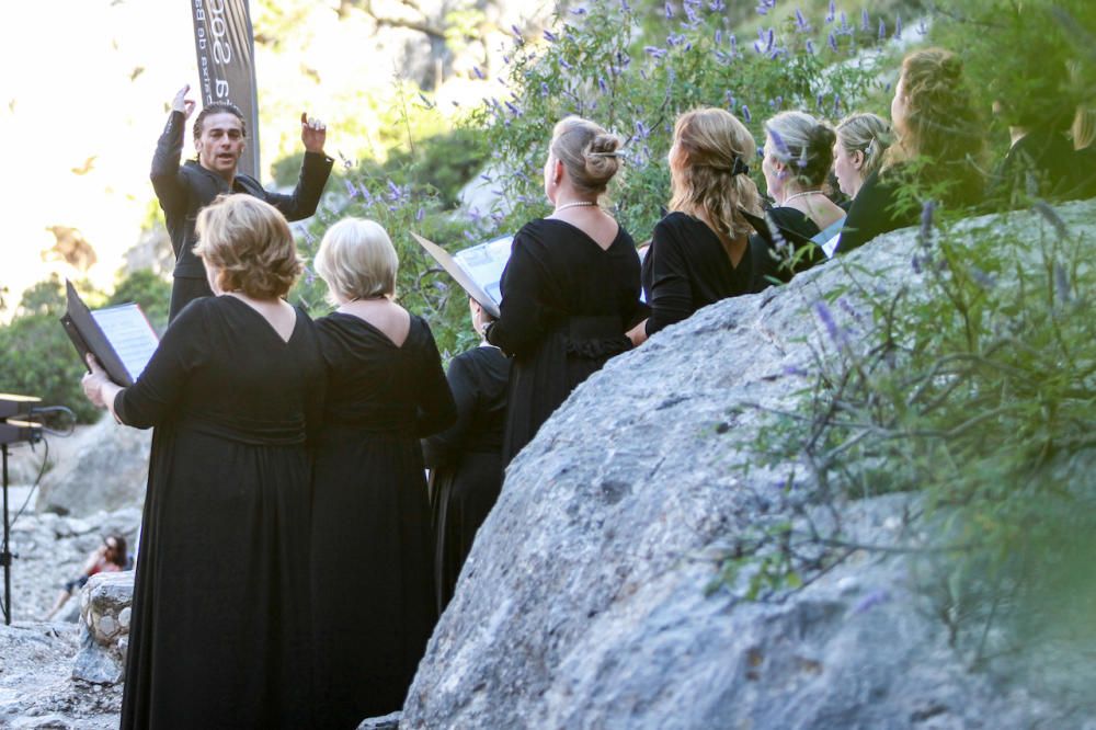 Residenten und Mallorca-Urlauber haben sich am Sonntag (2.7.) zum traditionellen Konzert in der Felsenschlucht Torrent de Pareis eingefunden. In diesem Jahr war die Capella Mallorquina zu hören.