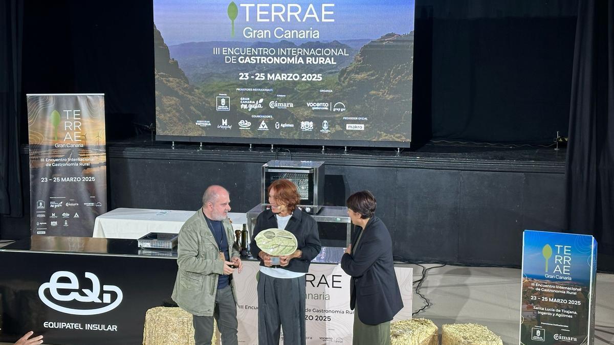 La chef Leonor Espinosa recibe el premio Terrae 2025 en Gran Canaria junto a Benjamín Lana, director de Madrid Fusión y Minerva Alonso, consejera de Desarrollo Económico del Cabildo de Gran Canaria.