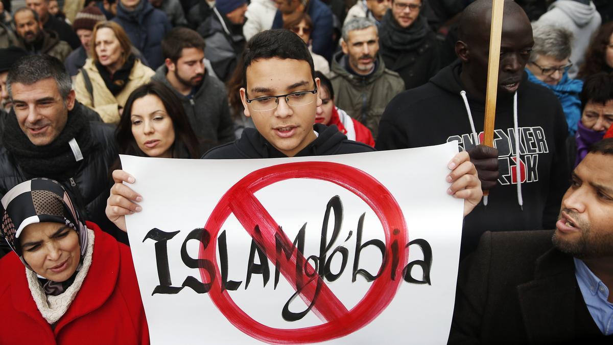 Valencia (Comunidad Un joven sujeta una panacarta durante la concentración contra la islamofobia