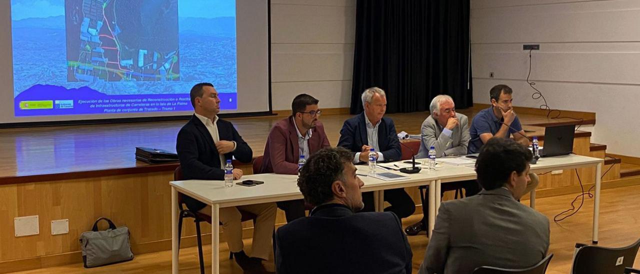 Imagen de la reunión con el consejero Franquis (tercero por la izquierda) en la mesa.