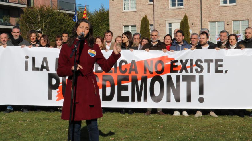 Arrimadas, davant la casa de Puigdemont