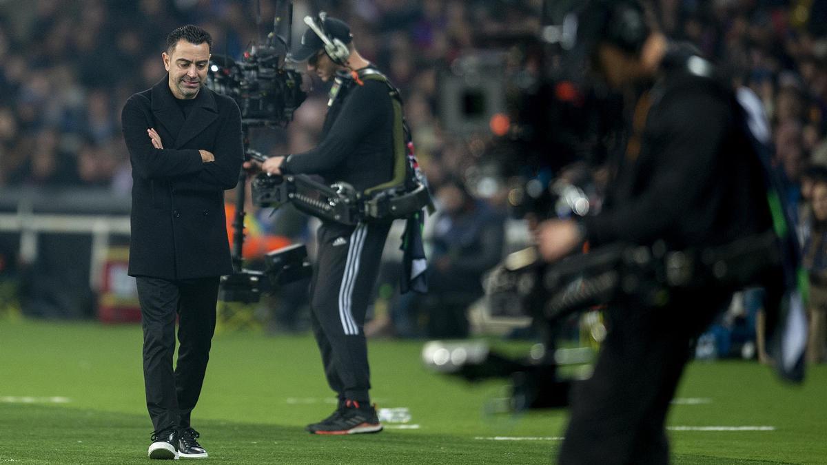 Xavi en la banda del estadio de Montjuic durante el partido de liga contra el Villarreal, el día que anunció tras la derrota de su equipo que marcha del club el 30 de junio.