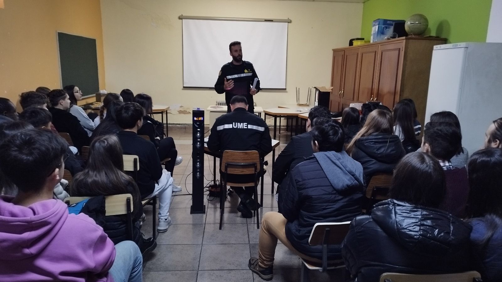 Alumnos del colegio Medalla Milagrosa descubren la labor de la UME.