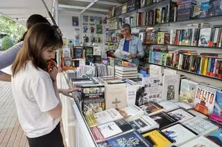 La primavera cacereña florece en el paseo de los libros