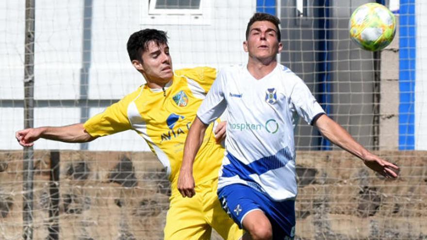 Alejo, del San Fernando, intenta evitar que un jugador del Tenerife B controle el balón.