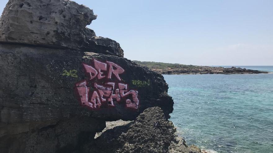 Borrar las pintadas vandálicas de sa Punta Negra de Santanyí cuesta 3.000 euros