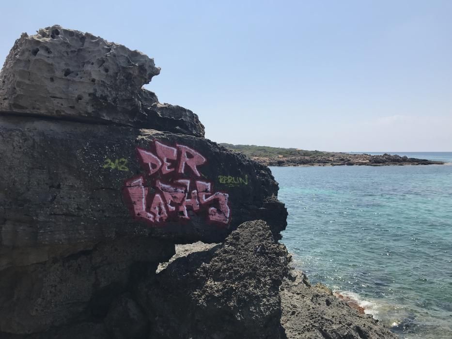 Borrar las pintadas vandálicas de sa Punta Negra de Santanyí cuesta 3.000 euros