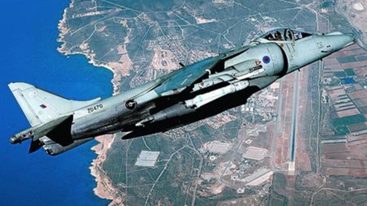 Un Harrier sobrevuela una base británica en Chipre, en el 2010.