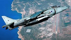 Un Harrier sobrevuela una base británica en Chipre, en el 2010.
