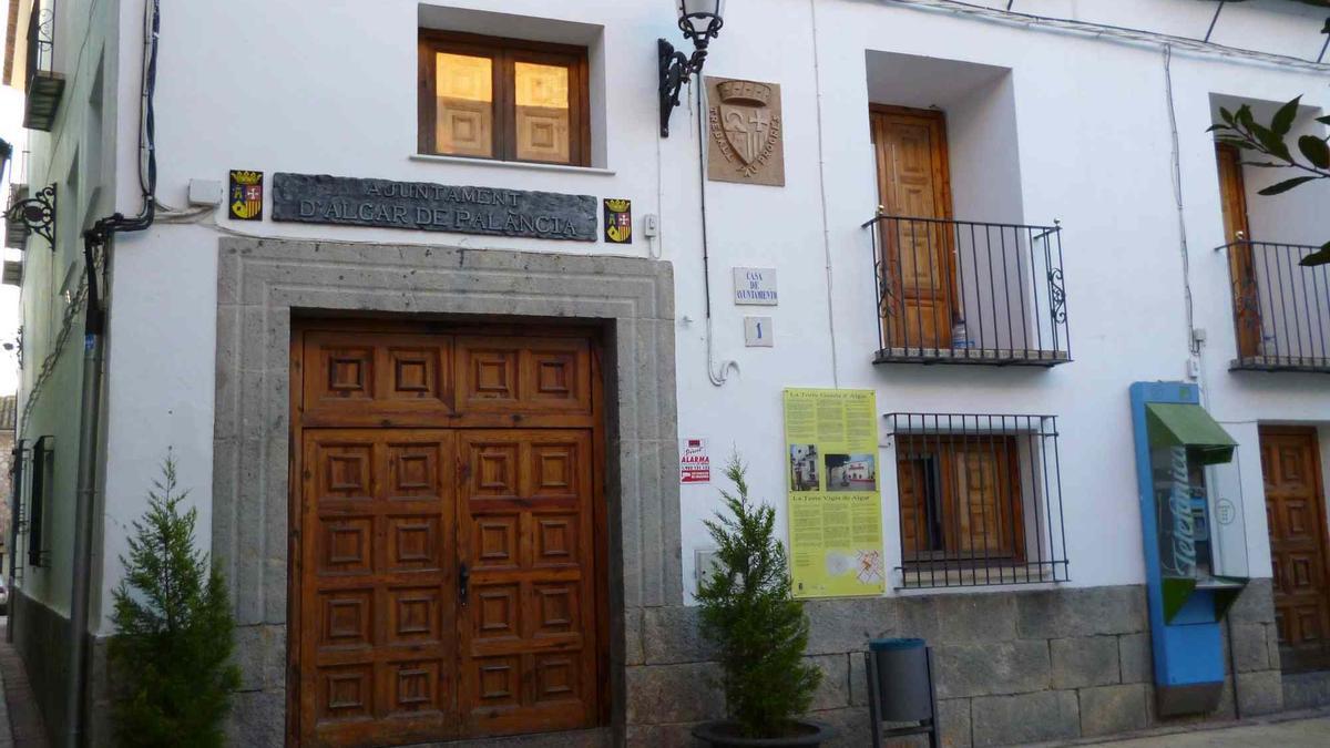 Ayuntamiento de Algar con el nombre en valencià