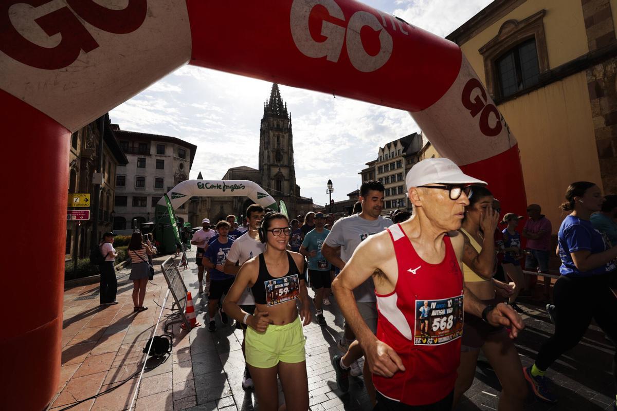El azul tiñe el corazón de Oviedo con las camisetas de los 1.600 participantes en la carrera solidaria por el autismo El azul tiñe el corazón de Oviedo con las camisetas de los 1.600 participantes en la carrera solidaria por el autismo