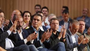 El presidente del Gobierno, Pedro Sánchez, acompañado de varios barones del PSOE en la última reunión del Consejo Político Federal del partido, celebrada en septiembre de 2022 en Zaragoza. 