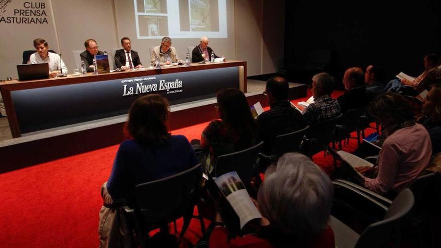 De izquierda a derecha, Santos Nicolás, Ánxel Álvarez, Genaro Alonso, Francisco Velasco y Fernando Alvala, durante la presentación.